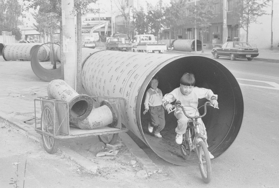 [그때 그 시절 인천, AI로 되살리다] ⑤ 원통 놀이터에서 오락실까지, 변해온 놀이 풍경