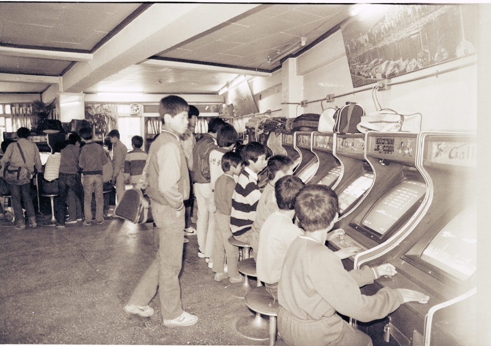 [그때 그 시절 인천, AI로 되살리다] ⑤ 원통 놀이터에서 오락실까지, 변해온 놀이 풍경