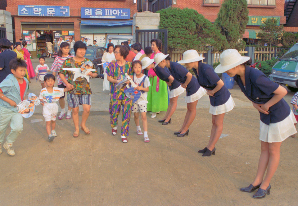 [그때 그 시절 인천, AI로 되살리다] ⑥ 배꼽 인사에서 땅 위 대자보까지, 옛 선거 풍경