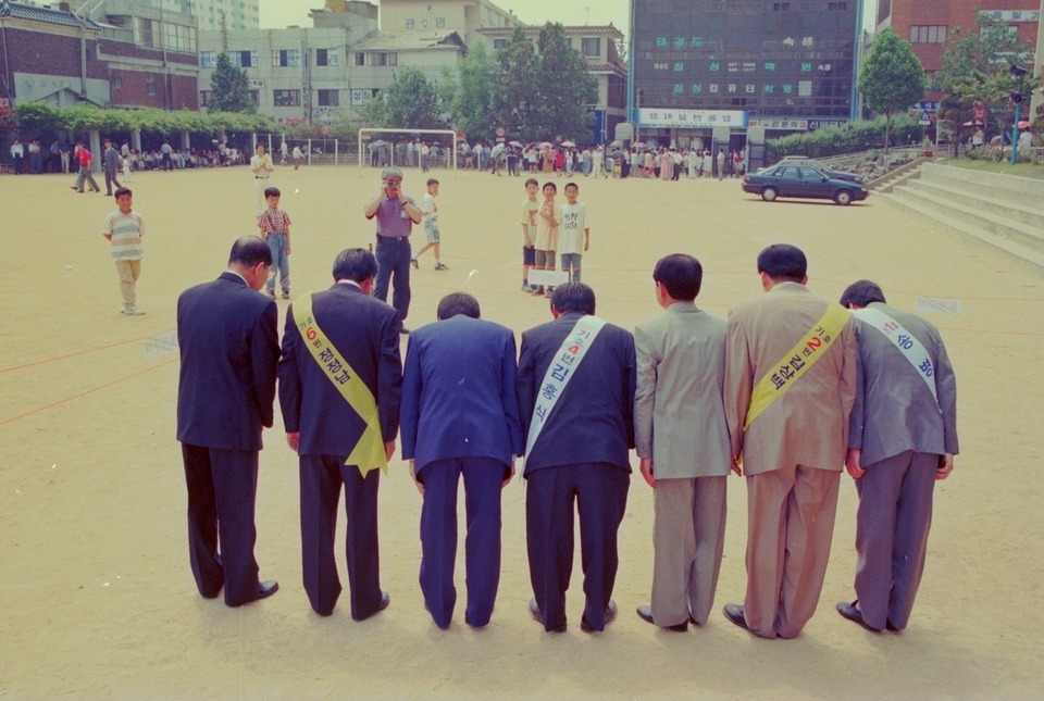 [그때 그 시절 인천, AI로 되살리다] ⑥ 배꼽 인사에서 땅 위 대자보까지, 옛 선거 풍경