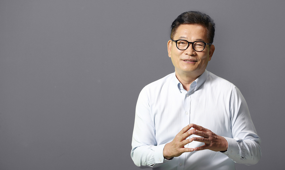 ▲ 송영길(62) 전 더불어민주당 대표(현 소나무당 대표)가 인천일보와의 인터뷰에서 “인천 시민들께 죄송하다”며 “양해를 구할 시간적 여유가 없었다. 이제 제 진심을 이야기할 수 있는 상황이 됐다”고 이야기 하고 있다. /양진수 기자 photosmith@incheonilbo.com