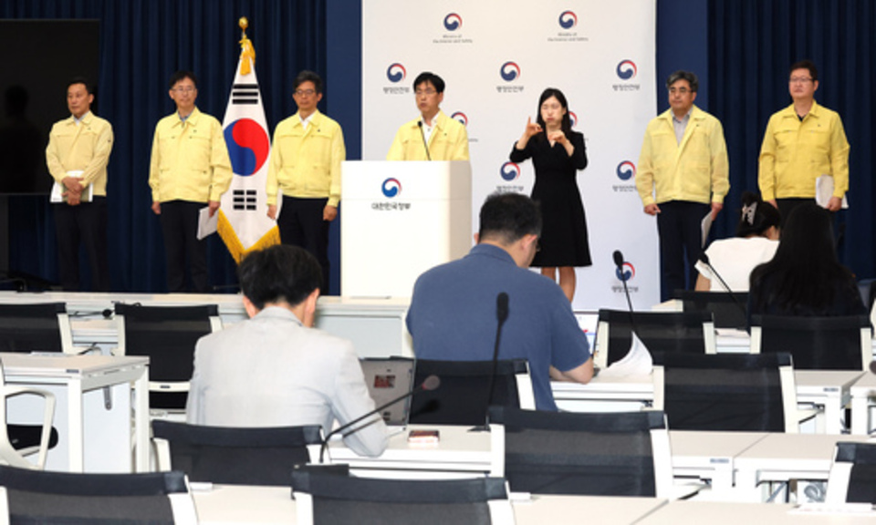 ▲ 김민재 중앙재난안전대책본부 1차장(행안부 차관)이 1일 정부세종청사 민원동 공용브리핑실에서 국가정보자원관리원 행정정보시스템 화재 관련 중대본 브리핑을 하고 있다. /연합뉴스