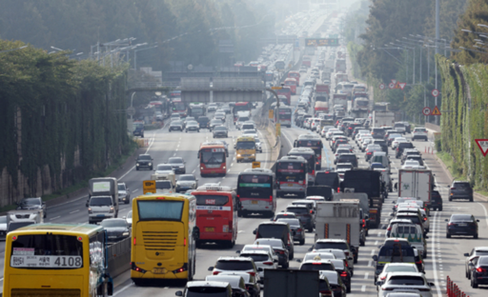 ▲ 지난 2일 서울 서초구 잠원IC 인근 경부고속도로 하행선에서 차량이 정체를 빚고 있다. /연합뉴스