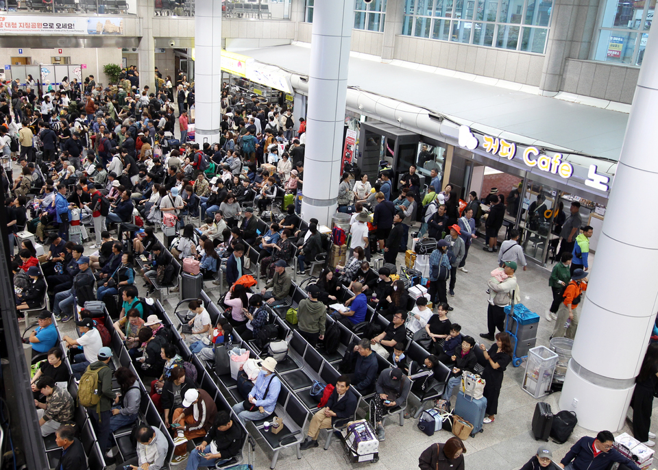 ▲ 추석 연휴가 시작된 지난 3일 인천 중구 연안여객터미널이 귀성객 등 인파로 가득찬 모습. /사진제공=옹진군
