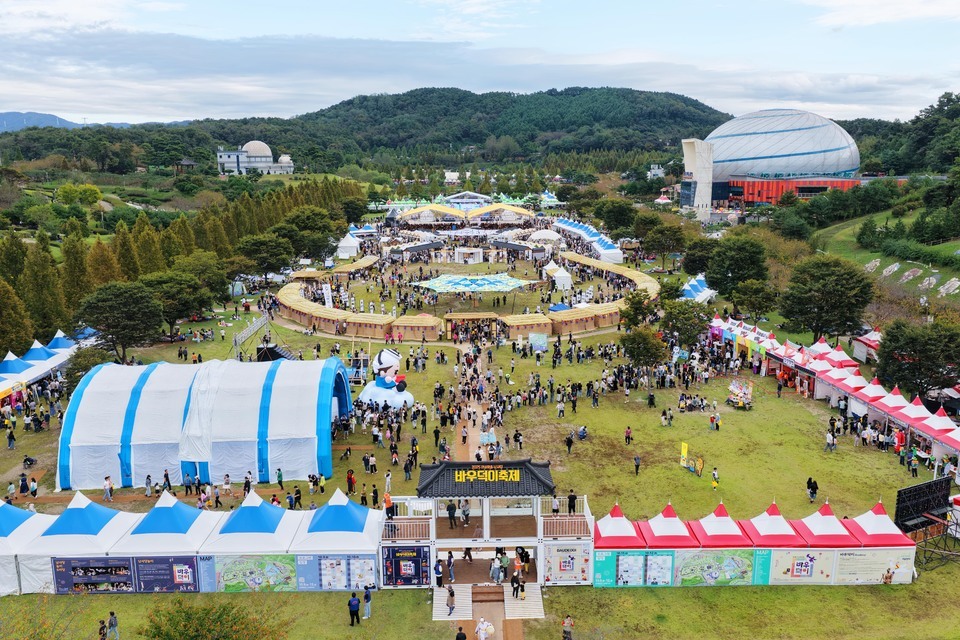 ▲ 가을 축제의 대명사, 안성 남사당 바우덕이 축제가 지난 9일 개막, 오는 12일까지 열린 가운데 이전에는 볼 수 없었던 새로운 부스와 프로그램이 펼쳐져 눈길을 끈다. 축제장 입구에 마련된 종합안내소를 통해 각종 문의가 가능하고, 걸음을 옮기면 왼편에 보이는 대형 바우덕이 캐릭터와 테마파크를 마주한다. 올해 새롭게 구성한 이곳은 남사당 6(여섯)마당을 직접 보고 즐길 수 있는 몰입형 전통 놀이 공간으로 꾸며졌다. 특히 누구나 실제 외줄 위에서 어름(줄타기) 체험이 가능하고, 전통 인형극을 직접 해보는 덜미(꼭두각시극), 풍물 원데이 클래스, 바우덕이 페이스 페인팅, 덧뵈기 가면 만들기 등 가족 모두가 참여할 수 있는 콘텐츠로 구성됐다. 사진은 남사당 바우덕이축제 전경. /안성=이명종 기자 lmj@incheonilbo.com·사진제공=안성시