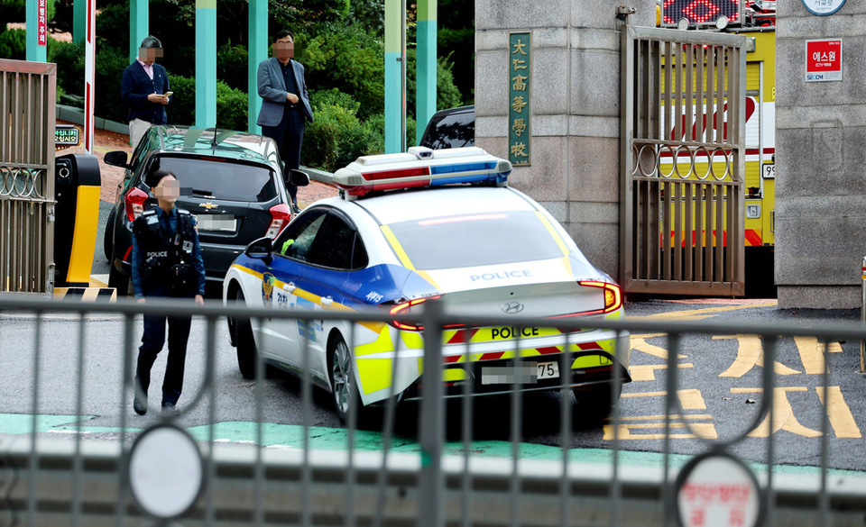 ▲ 13일 인천 서구 대인고등학교에 폭발물 설치 등을 예고한 협박 글이 올라온 가운데 경찰관들이 현장을 통제하고 있다. /이재민 기자 leejm@incheoilbo.com