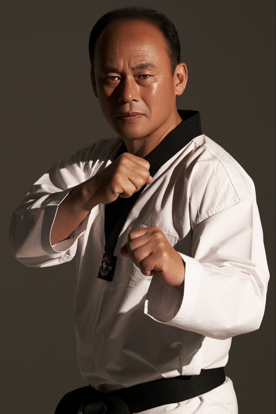 ▲ 김포시 체육회 태권도시범단 홍용식 감독. 최근 홍 감독은 태권도 시작 48년만에 국기원 최고 승단 9단에 올랐다./사진제공=홍용식