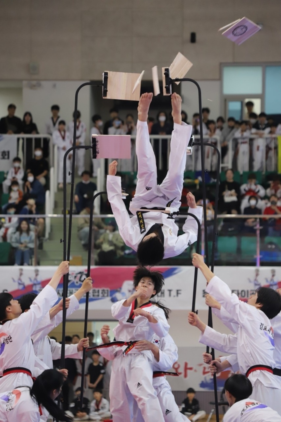 ▲ 김포시장기태권도대회에서 격파시범을 보이고 있는 시범단 선수들/사진제공=태권도 시범단
