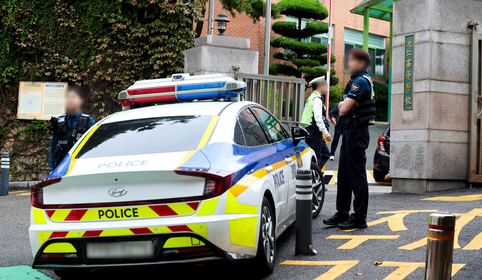 ▲ 지난 13일 인천 서구 대인고등학교에 폭발물 설치 등을 예고한 협박 글이 올라온 가운데 경찰관들이 현장을 통제하고 있다. /이재민 기자 leejm@incheoilbo.com