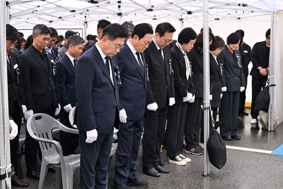 ▲ 14일 양평군청 주차장에서 엄수된 고(故) 정희철 양평군 단월면장 영결식에 참석한 전진선 양평군수, 김선교 국회의원, 황선호 양평군의회 의장, 동료 공무원, 유가족 등 100여 명이 고인을 애도하고 있다. /사진제공=전국공무원노동조합 경기지역본부 양평군지부