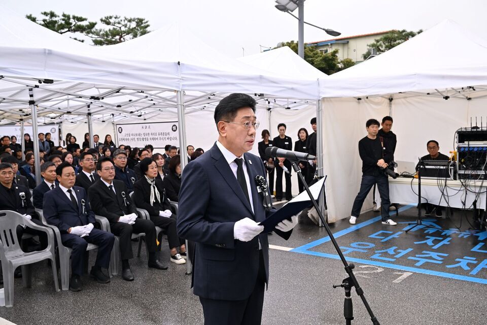 ▲ 14일 양평군청 주차장에서 엄수된 고(故) 정희철 양평군 단월면장의 영결식에서 전진선 양평군수가 영결사를 하고 있다. /사진제공=전국공무원노동조합 경기지역본부 양평군지부