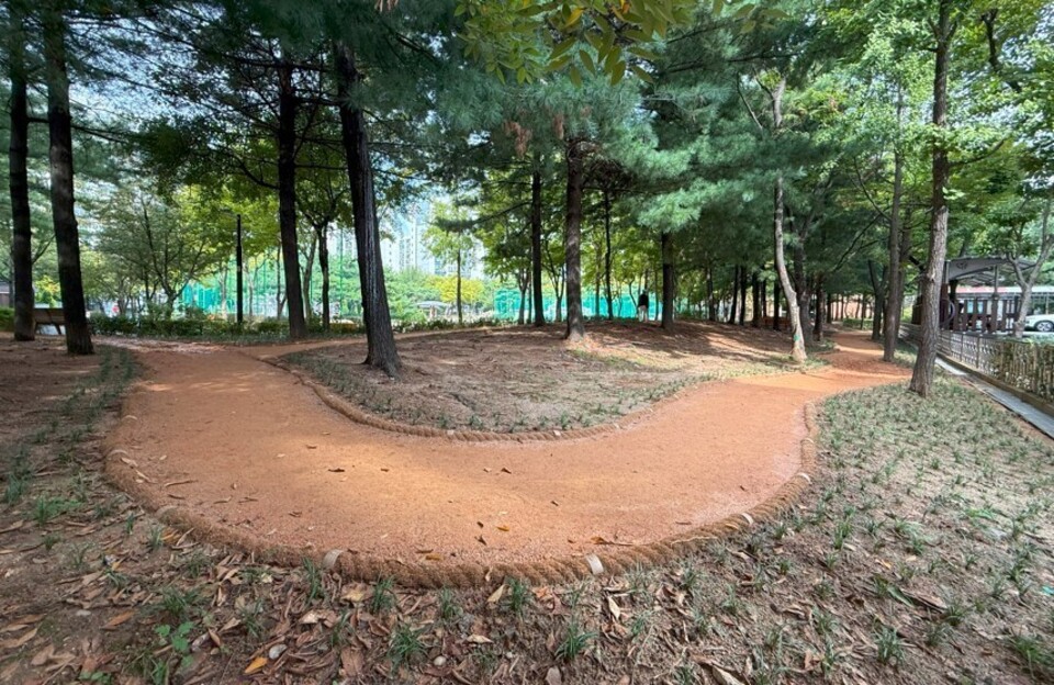 ▲ 길주공원에 조성된 맨발길 모습./사진제공=부천시청
