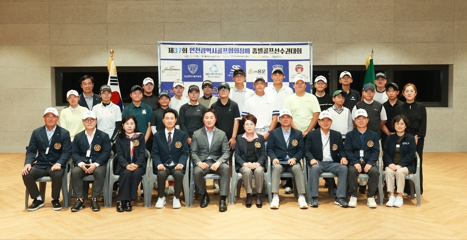 ▲ 송경숙 회장을 비롯한 협회 관계자 및 입상 선수들이 기념 촬영을 했다.