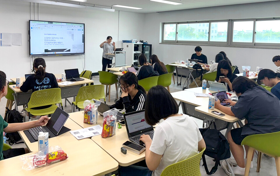 ▲ 원곡고등학교 학생들이 학습캠프 활동을 하고 있다./사진제공=원곡고등학교