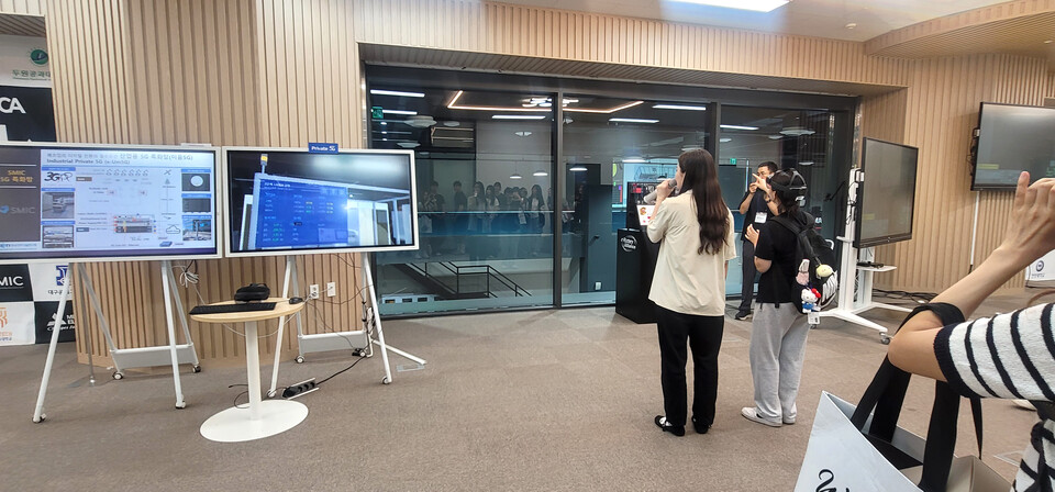 ▲원곡고등학교 학생들이 스마트공장 체험을 하고 있다./사진제공=원곡고등학교