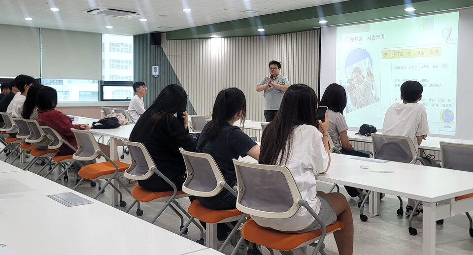 ▲ 원곡고등학교 학생들이 기사글 쓰기 특강을 받고 있다./사진제공=원곡고등학교