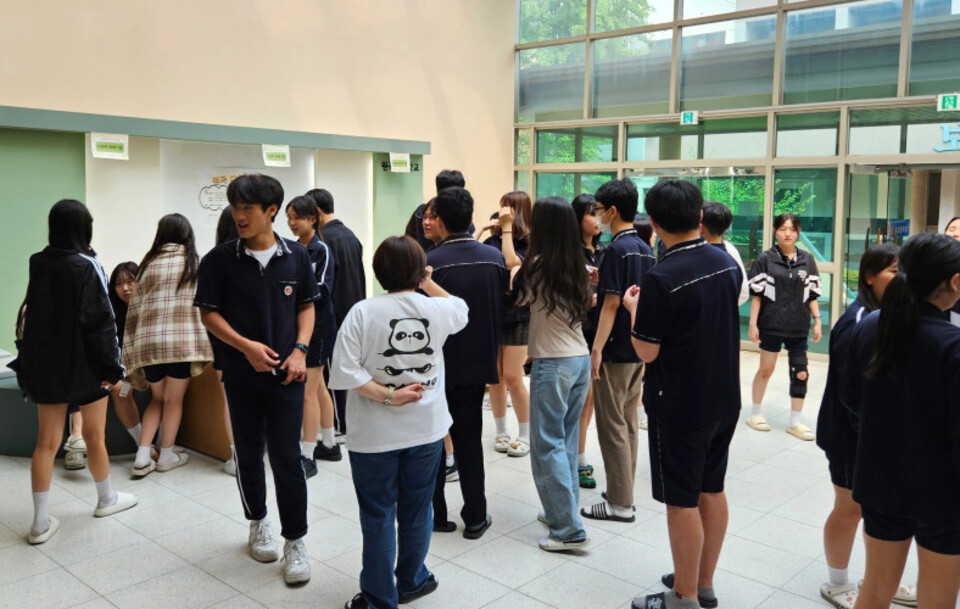 ▲ 원곡고등학교 학생들이 다문화마켓을 운영하고 있다./사진제공=원곡고등학교