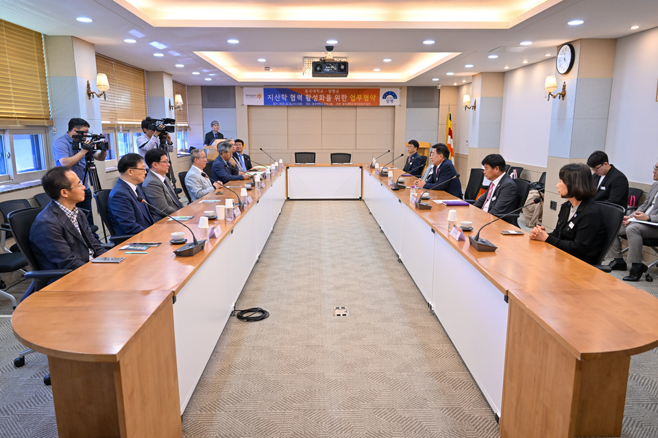 ▲ 양평군과 동국대학교 관계자들이 지난 15일 업무협약 후 ‘지산학 협력 활성화’에 대해 의견을 나누고 있다. /사진제공=양평군