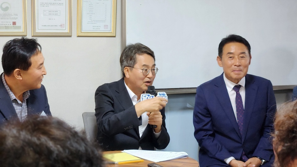 ▲ 김동연 경기도지사가 16일 포천시 가산면 우금1리 마을회관에서 주민들과 대화하고 있다.