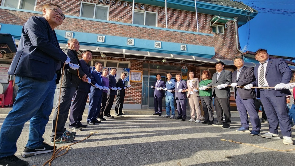 ▲ 김동연 도지사와 백영현 포천시장, 주민들이 경기 RE100 최우수 마을 현판 제막식을 진행하고 있다.