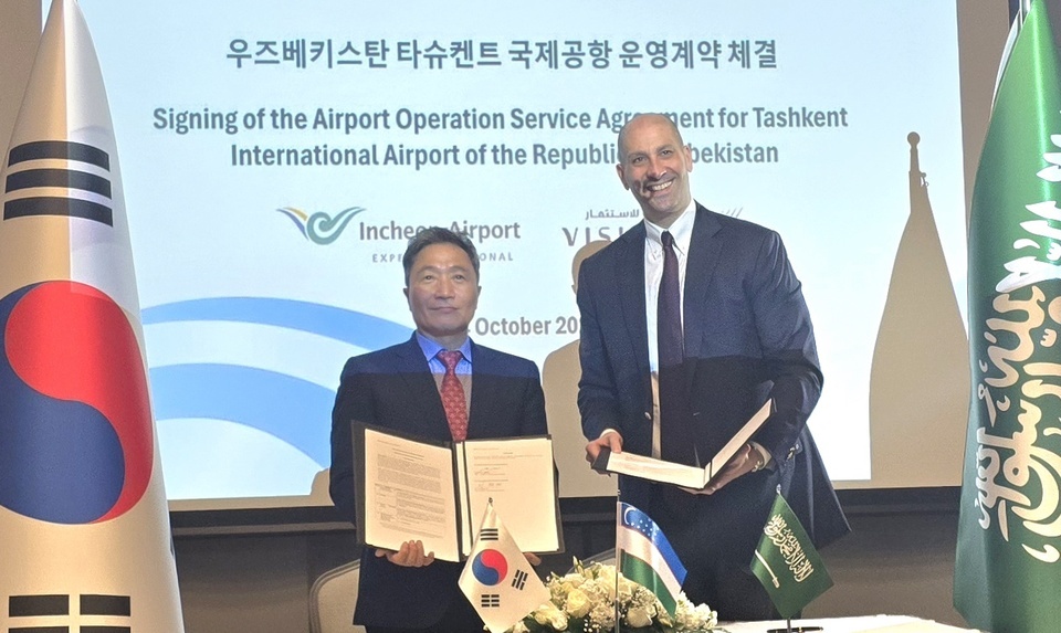 ▲ 15일(현지시간) 우즈베키스탄 타슈켄트에서 이학재 인천공항공사 사장이 사우디아라비아 인프라 투자기업인 비전 인베스트사 오마르 알미다니 사장과 ‘타슈켄트 신공항 건설 및 운영 컨설팅 계약’을 체결했다. /김기성 기자 audisung@incheonilbo.com