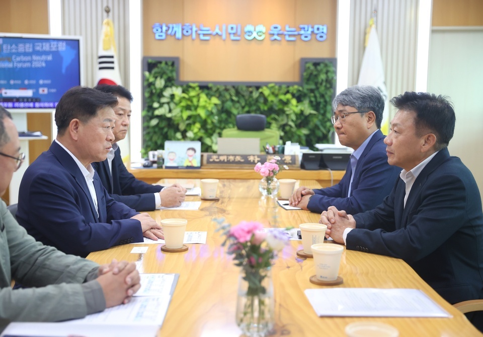 ▲ 박승원 광명시장(사진 왼쪽)이 16일 오후 시장 집무실에서 송치영 포스코이앤씨 사장(사진 오른쪽)을 만나 시민 안전을 최우선으로 투명하고 책임 있는 공사를 요청하고 있다.박승원 광명시장이 포스코이앤씨에 시민 안전을 최우선으로 투명하고 책임 있는 공사를 요청했다./사진제공=광명시