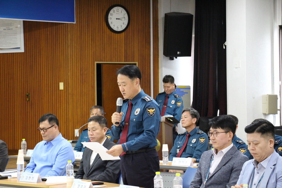 ▲ 맹훈재 평택경찰서장이 평택시의회와 치안 간담회에서 평택서 치안현황을 발표하고 있다. /사진제공=평택경찰서