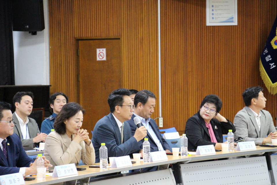 ▲ 평택경찰서와 평택시의회 치안 간담회 모습. 강정구 의장이 인사말을 하고 있다. /사진제공=평택경찰서