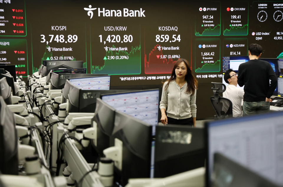 ▲ 코스피가 0.52p(0.01%) 오른 3,748.89에 장을 종료한 17일 서울 명동 하나은행 본점 딜링룸에서 딜러들이 업무를 보고 있다. /연합뉴스