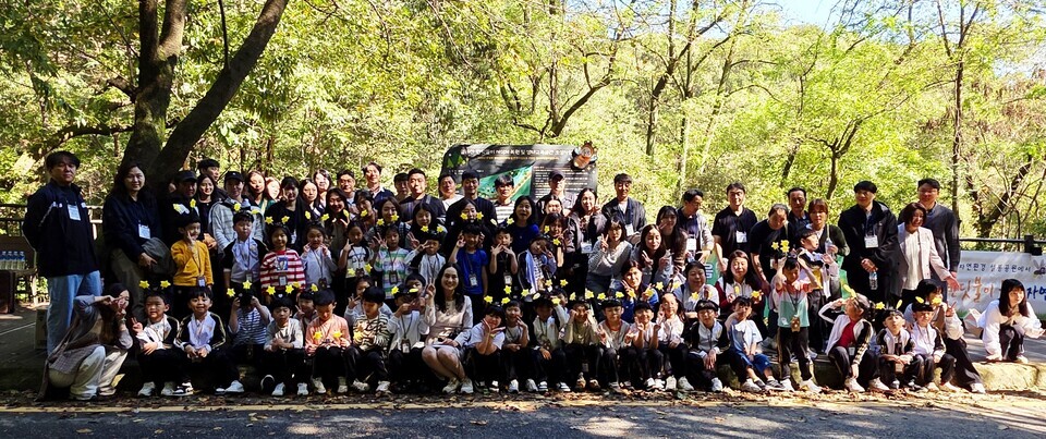 ▲ 지난 15일 열린 반딧불이 유충 방사 체험에 참가한 참가자들이 기념촬영하는 모습/사진제공=이천시