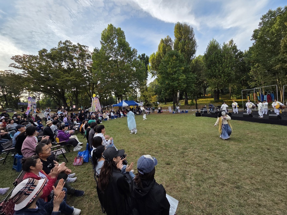 ▲ 19일 오후 4시부터 진행된 폐막식에서 경기 민예총 민족굿위원회의 대동판굿이 신명 나는 풍물과 함께 공연돼 많은 박수를 받았다.