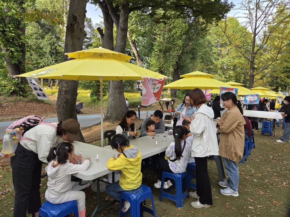 ▲ 경기 민예총은 18개 체험 부스를 통해 어린이와 성인들에게 다양한 체험을 제공했다.