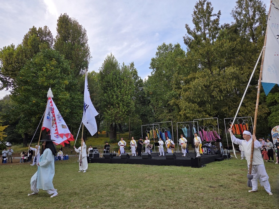 ▲ 경기 민예총은 19일 시민들이 함께 즐길 수 있는 이색적인 폐막식을 진행했다.
