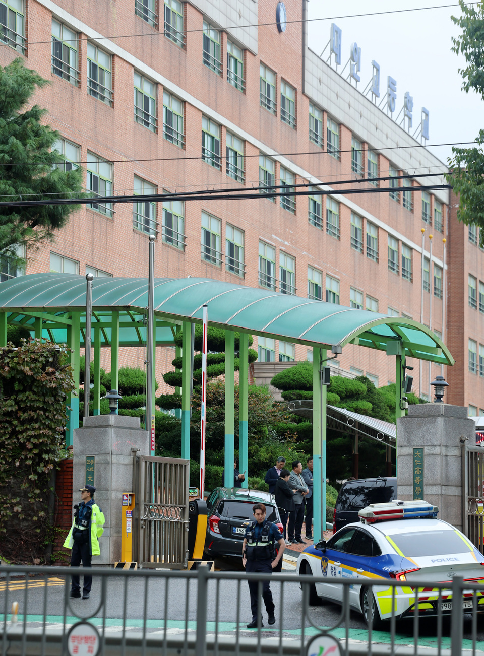 ▲ 지난 13일 인천 서구 대인고등학교에 칼부림과 폭발물 설치를 예고한 협박 글이 올라온 가운데 경찰관들이 현장을 통제하고 있다. /이재민 기자 leejm@incheoilbo.com