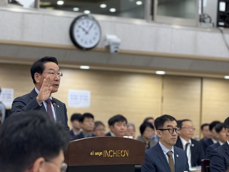 ▲ 유정복 인천시장이 20일 오전 인천시청에서 열린 인천시 국정감사에서 증인 선서를 하고 있다. /정슬기 기자 zaa@incheonilbo.com