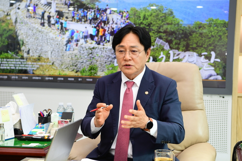 ▲ 박용철 강화군수가 취임 1년을 맞아 그간의 군정 추진에 대한 인터뷰를 하고 있다. /사진제공=강화군