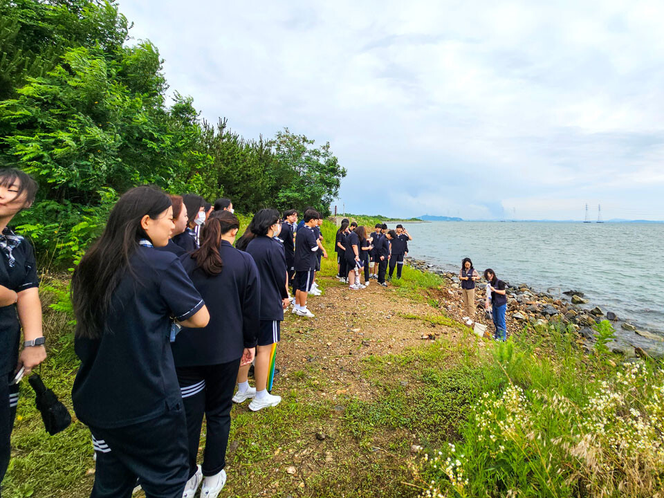▲ 함현고등학교 학생들이 '생태전환 체험학습'에 참여하고 있다./사진제공=함현고등학교
