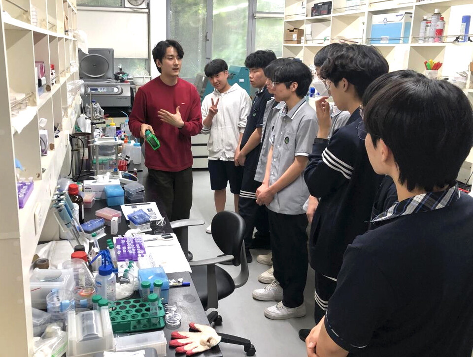 ▲ 함현고등학교 '이그니션 동아리'가 서울대학교를 방문한 모습. /사진제공=함현고등학교 