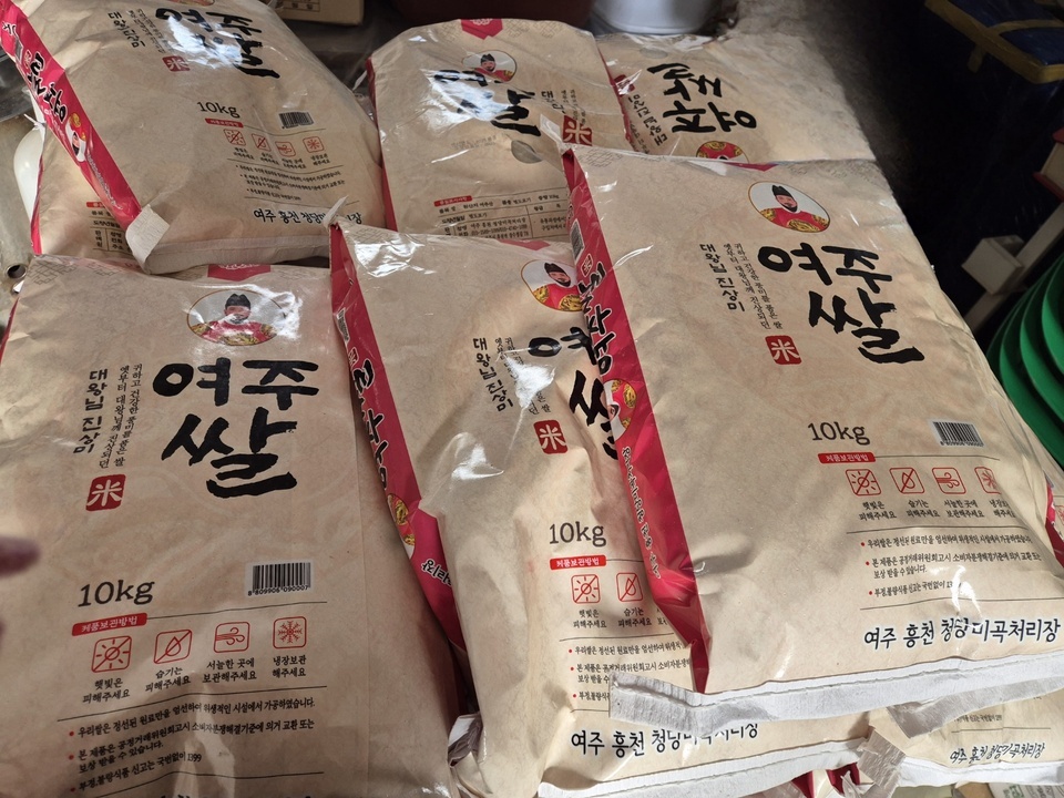 ▲ 지난 20일 익명의 기부자가 직접 지은 쌀을 여주시 흥천면에 기탁했다. /사진제공=여주시