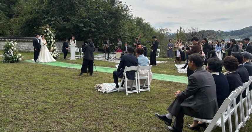 강화군, ‘열린 유산 프로젝트’ 본격 가동…강화 고려궁지서 첫 야외 결혼식 열어