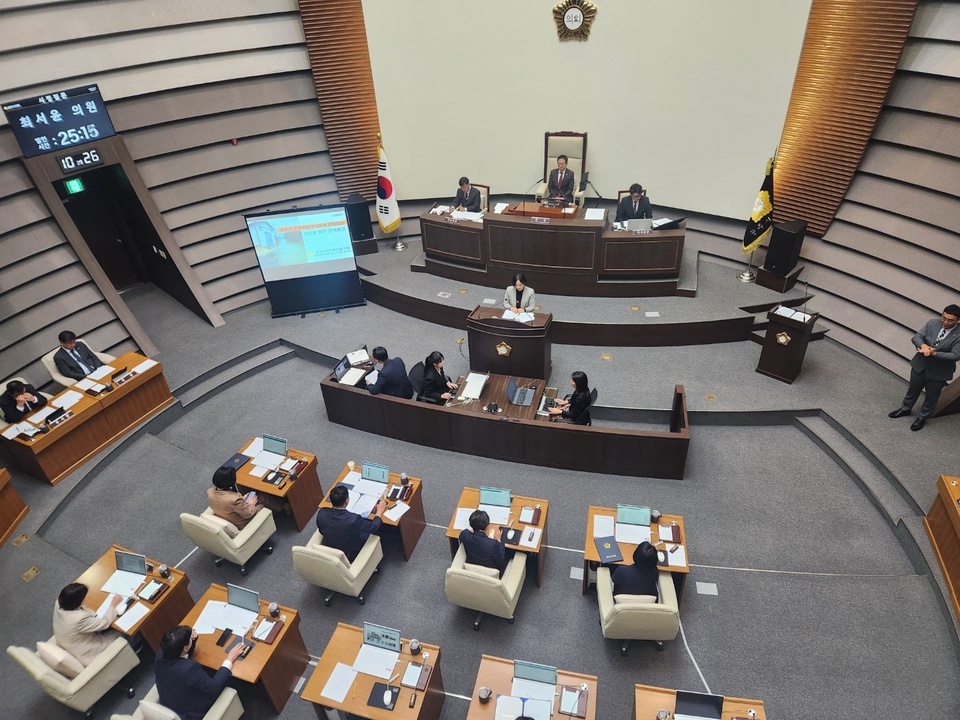 ▲ 광주시의회는 21~27일 7일간 임시회를 열고 조례안과 공유재산 관리안 등 33건을 심의 의결한다. 사진은 21일 국민의힘 최서윤 시의원이 시정질의를 하는 모습.