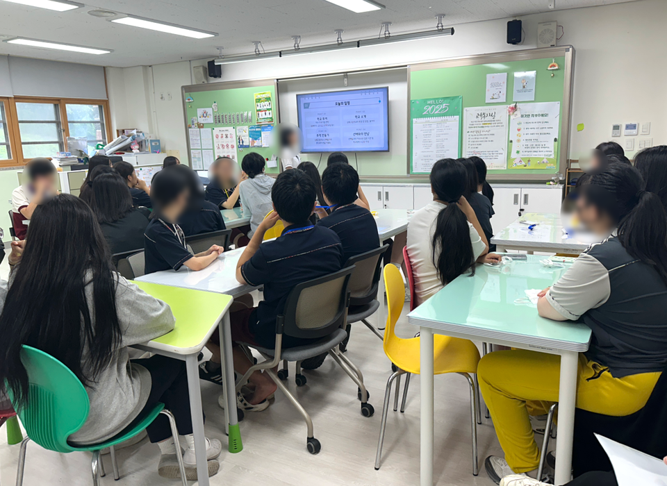 ▲ 상록고등학교 학생들이  ‘상록한바퀴’ 프로그램을 진행하고 있다./사진제공=상록고등학교