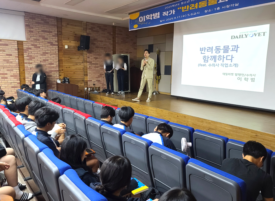 ▲ 상록고등학교 학생들이 작가 강연을 수강하고 있다./사진제공=상록고등학교