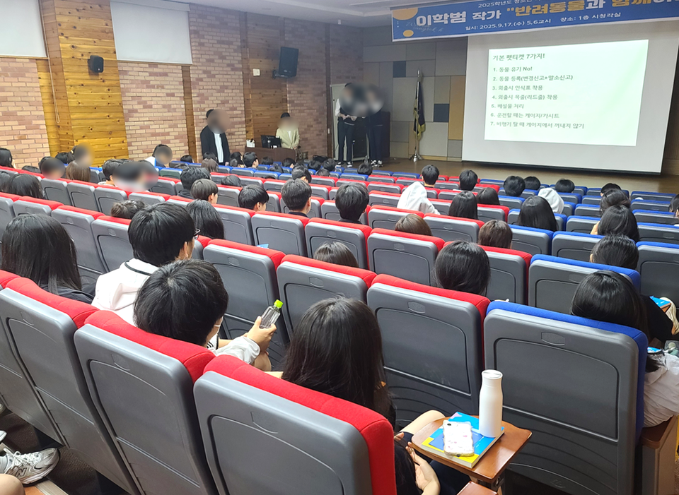 ▲ 상록고등학교 학생들이 작가 강연을 수강하고 있다./사진제공=상록고등학교