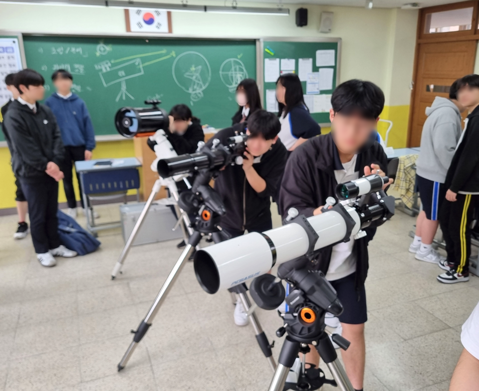▲ 상록고등학교 ‘별보러가자’ 동아리 학생들이 망원경을 다루고 있다./사진제공=상록고등학교
