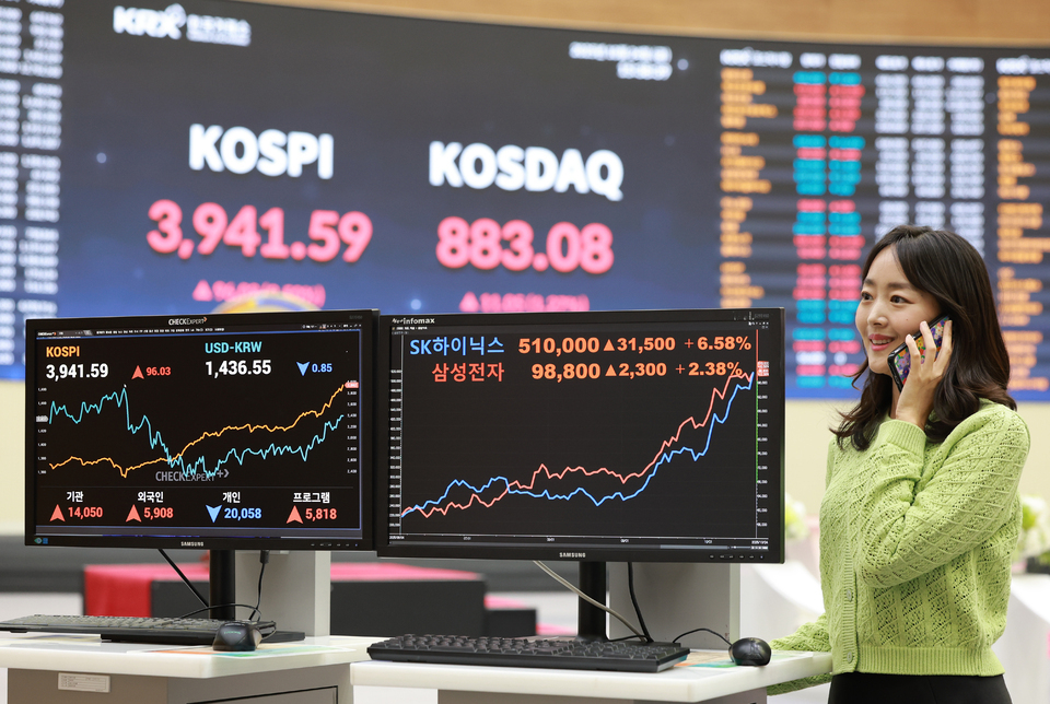 ▲ 24일 서울 영등포구 여의도 한국거래소 홍보관에 삼성전자와 SK하이닉스 주가가 표시돼 있다. /연합뉴스