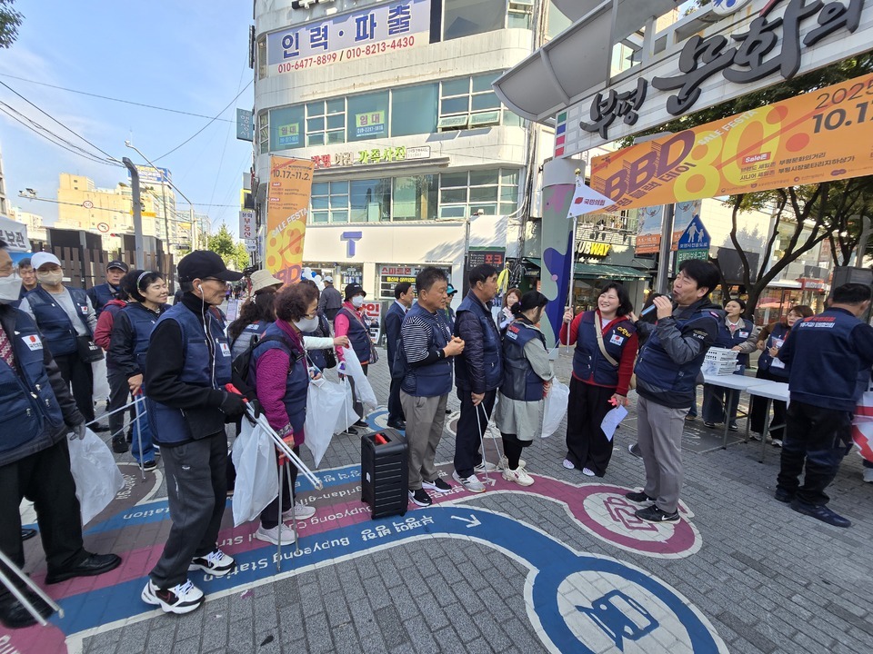 ▲ 국민의힘 인천 부평갑 당원협의회(위원장 유제홍)는 지난 25일 인천 부평 문화의거리 일대에서 환경정화 봉사활동을 실시했다./사진제공=국민의힘 인천 부평갑 당원협의회