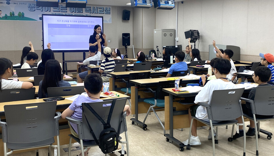 ▲ ‘생각이 크는 독서교실’에서 학생들이 참여하고 있다./사진제공=경기도교육청평생학습관