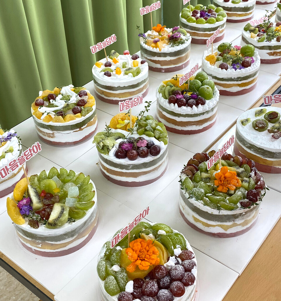 ▲‘어린이 서평단 다독다독 마음공작소’에서 학생들이 푸드테라피 체험을 진행했다./사진제공=경기도교육청평생학습관