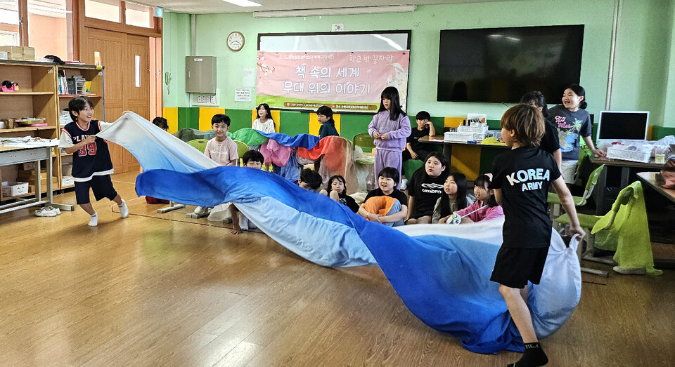 ▲‘학교 밖 꿈자람’에서 학생들이 활동하고 있다./사진제공=경기도교육청평생학습관